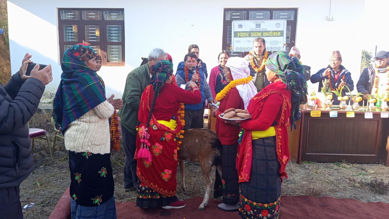 महिला समुहलाई बाख्रा उपहार