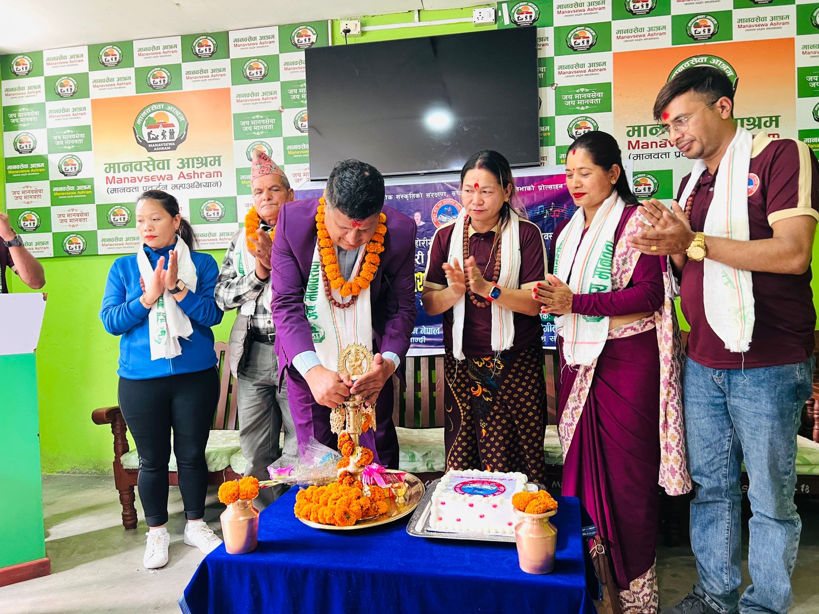 लोक दोहोरी प्रतिष्ठानको स्थापना दिवसमा मानव सेवा आश्रमलाई सहयोग