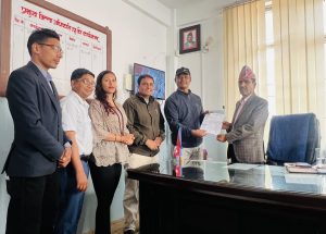 प्रजिअ मार्फत प्रधानमन्त्रीलाई पत्रकार महासंघ बागलुङ शाखाले बुझायो ज्ञापनपत्र