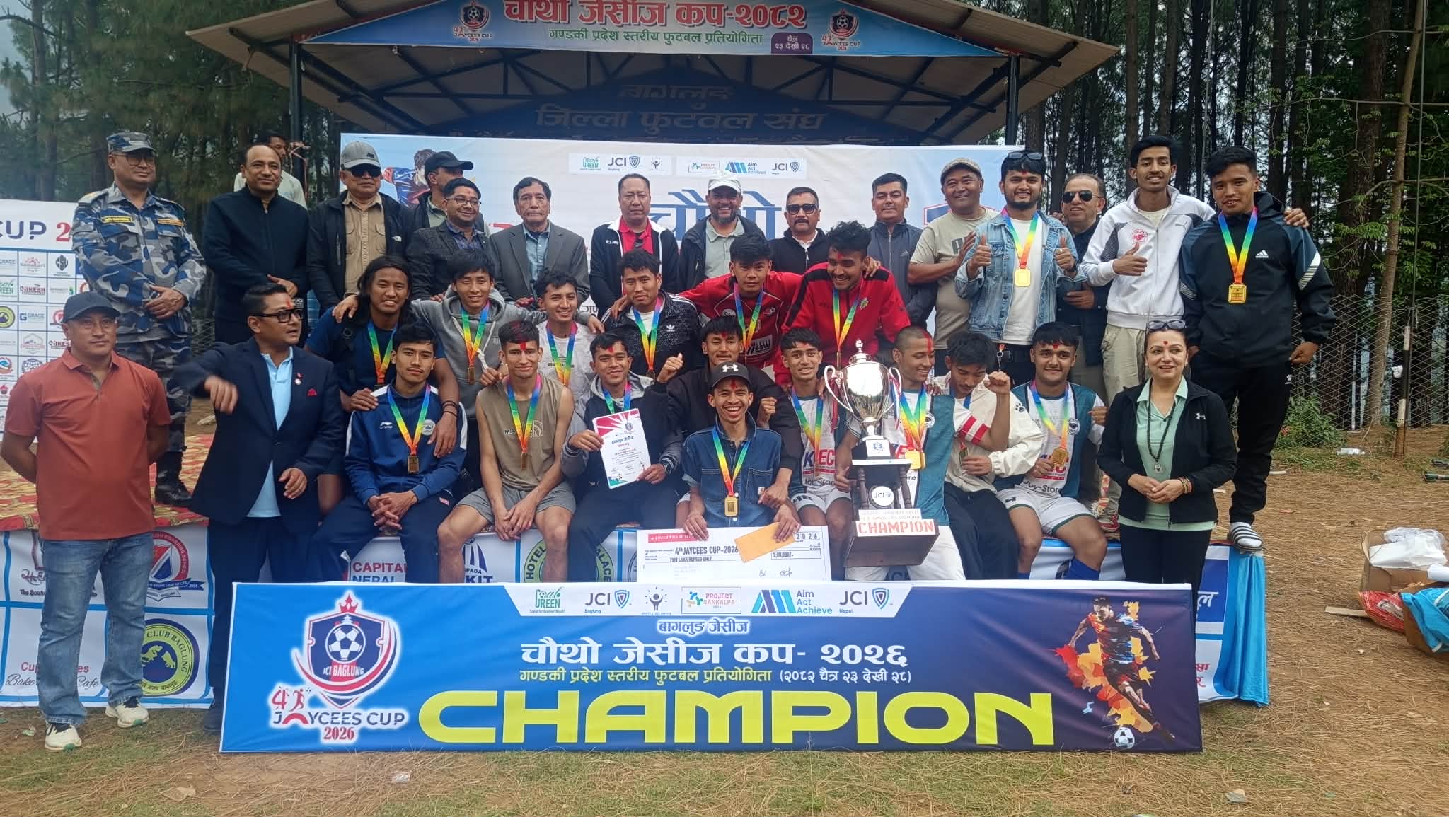 चौथो जेसिज कपको उपाधी उचाल्दै बिजेता बनेको गह्ते युवा क्लव। तश्विर सुजन रेग्मी