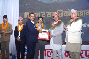 दुई कर्मचारी सम्मानित