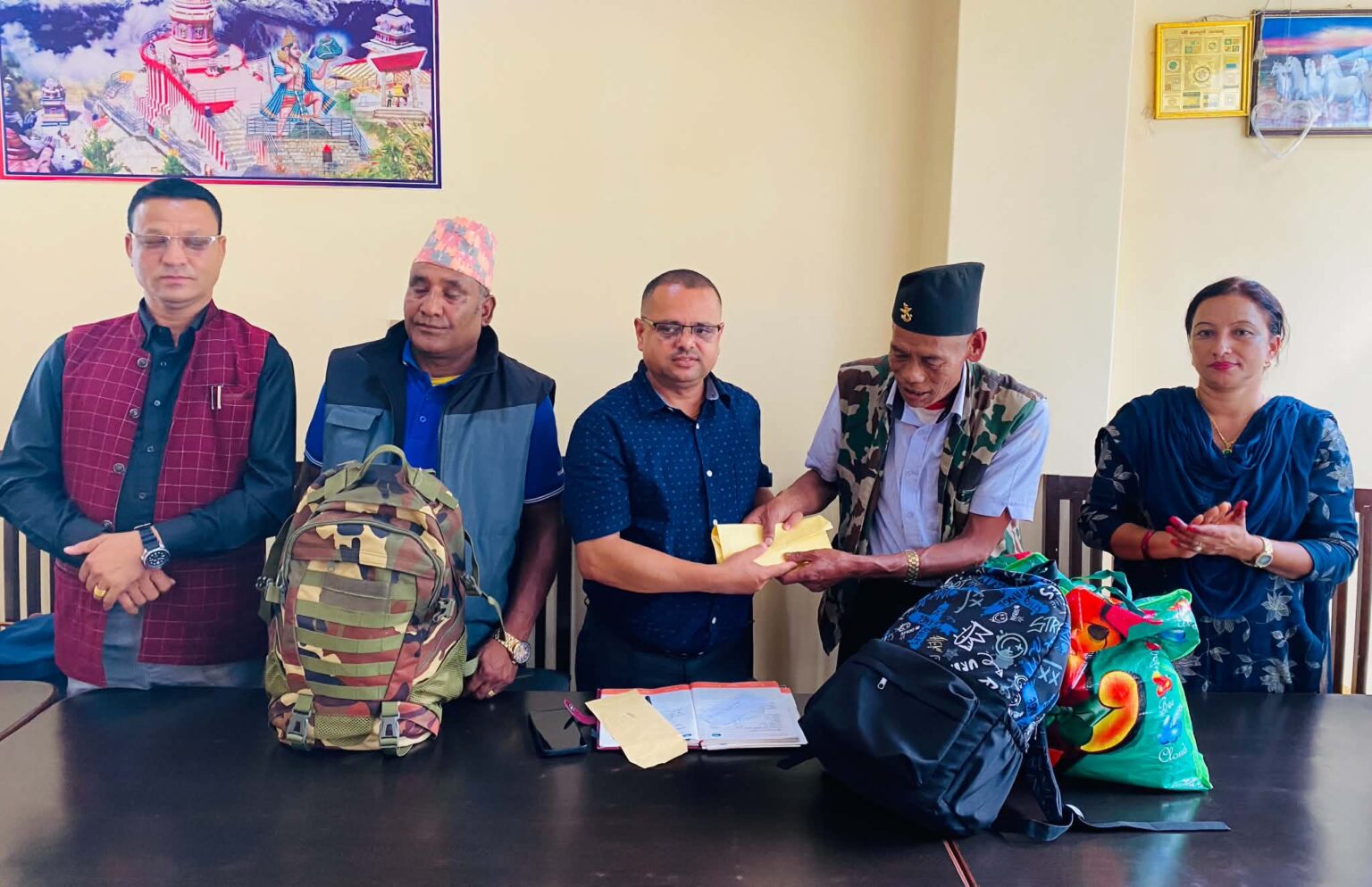 दुई जना अपाङ्ग व्यक्तिलाई आर्थिक तथा सामग्री सहयोग